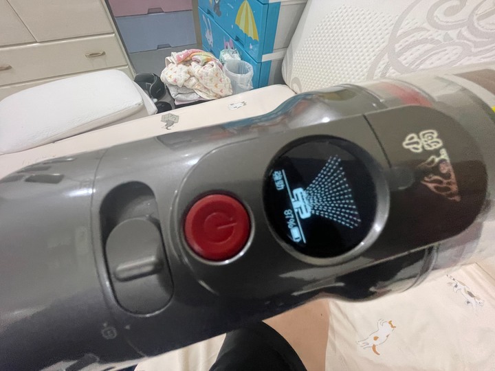 點我看大圖 Dyson +好事多抹布+迪卡儂護膝 VS 小狗吸塵器