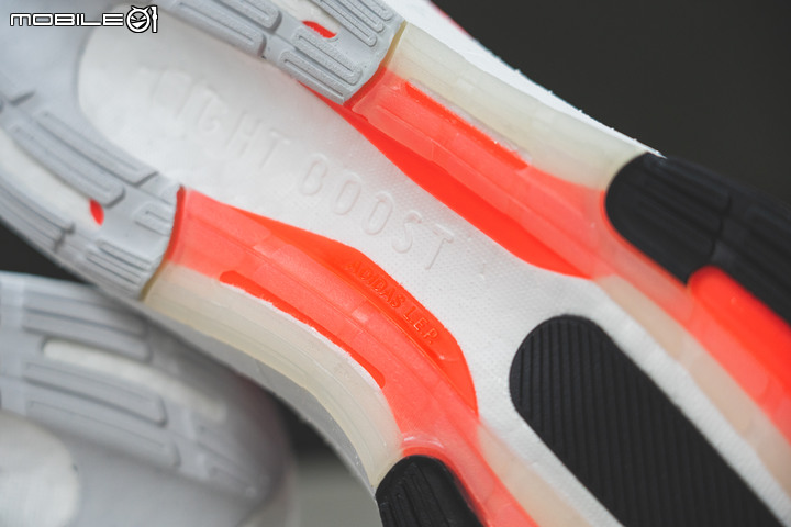 adidas UltraBOOST Light 跑鞋評測報告|邁向下個10年,這塊BOOST變輕了!