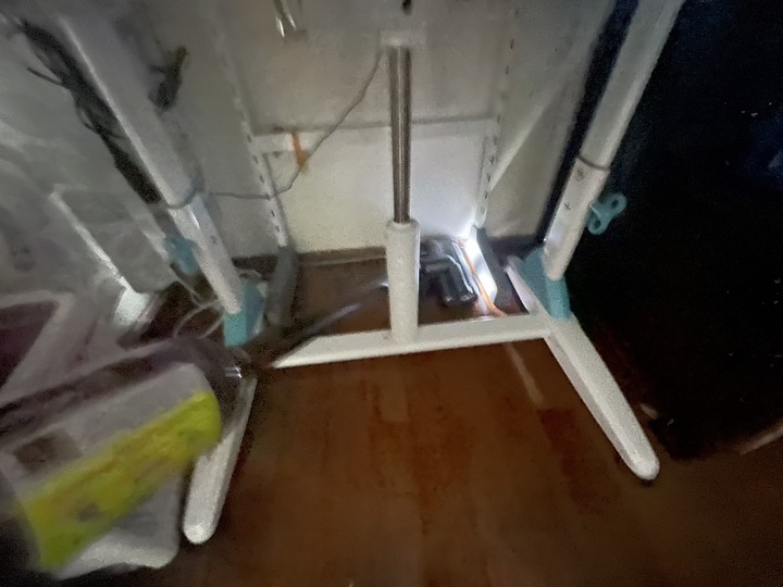 Dyson +好事多抹布+迪卡儂護膝 VS 小狗吸塵器