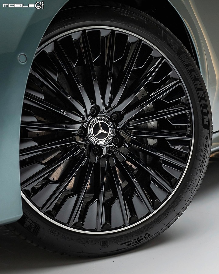【海外新訊】Mercedes-Benz E-Class 大改款再秀局部照，4/25正式亮相！