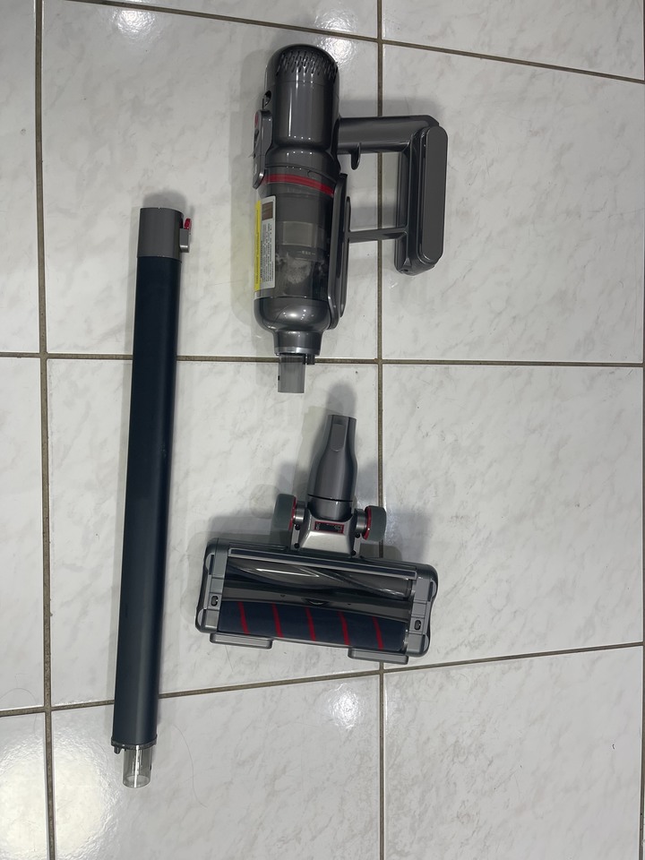 Dyson +好事多抹布+迪卡儂護膝 VS 小狗吸塵器