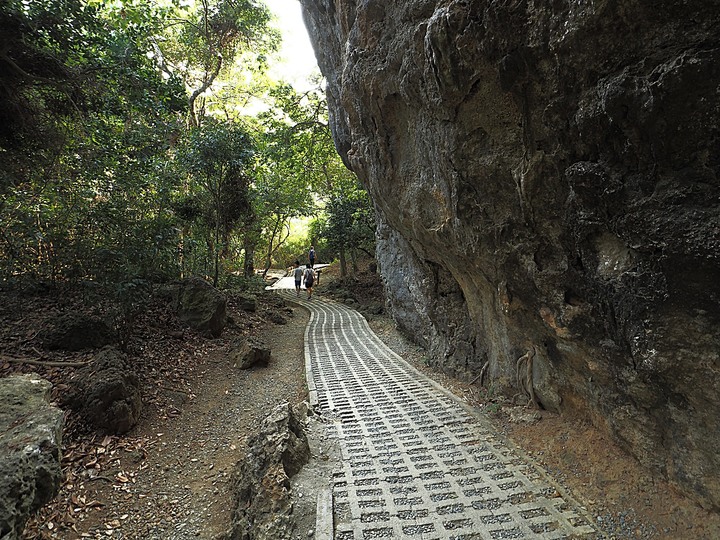 鵝鑾鼻燈塔、社頂公園、恆春城【四座城門、猴洞山、廣寧宮、天后宮、阿嘉的家】，還有特色河豚料理 — 「斯卡羅」場景【1867年羅妹號事件】 — 恆春半島歷史場景旅程之一