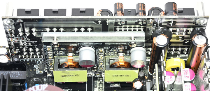 點我看大圖 GIGABYTE技嘉UD1000GM PG5(REV. 2.0) 1000W金牌全模組化電源開箱