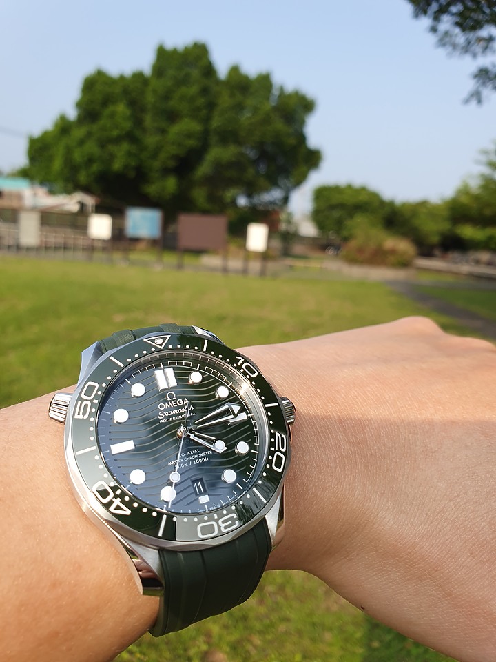 點我看大圖 熱門款-OMEGA 綠海馬 300M分享