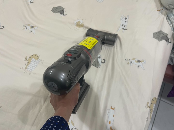 Dyson +好事多抹布+迪卡儂護膝 VS 小狗吸塵器