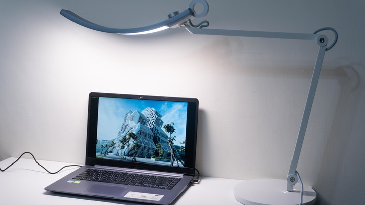 點我看大圖 「開箱」BenQ WiT 螢幕閱讀檯燈 2023 - 用微笑照亮我的書桌