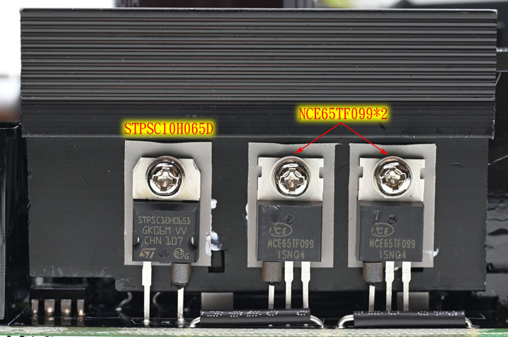 點我看大圖 GIGABYTE技嘉UD1000GM PG5(REV. 2.0) 1000W金牌全模組化電源開箱