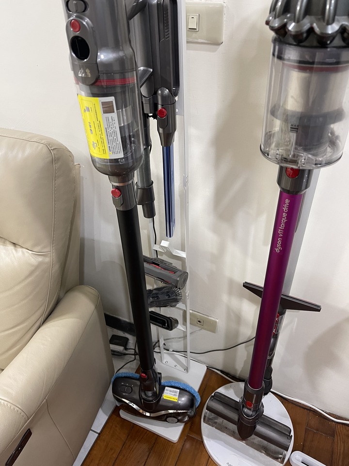 Dyson +好事多抹布+迪卡儂護膝 VS 小狗吸塵器