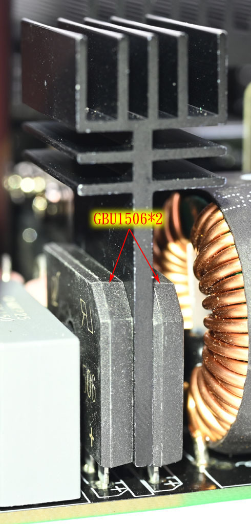 點我看大圖 GIGABYTE技嘉UD1000GM PG5(REV. 2.0) 1000W金牌全模組化電源開箱