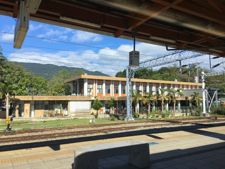 搭「城際列車」騎訪傳說中到不了的-山里車站