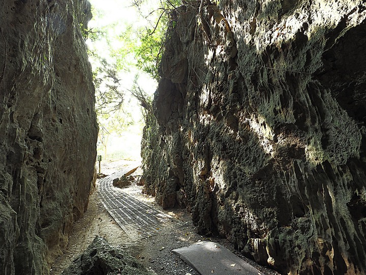 鵝鑾鼻燈塔、社頂公園、恆春城【四座城門、猴洞山、廣寧宮、天后宮、阿嘉的家】，還有特色河豚料理 — 「斯卡羅」場景【1867年羅妹號事件】 — 恆春半島歷史場景旅程之一