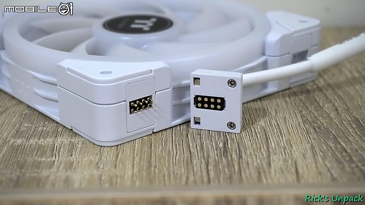 點我看大圖 【開箱】靠磁力串接的風扇?! | TT 耀影 SWAFAN EX12 RGB WHITE開箱