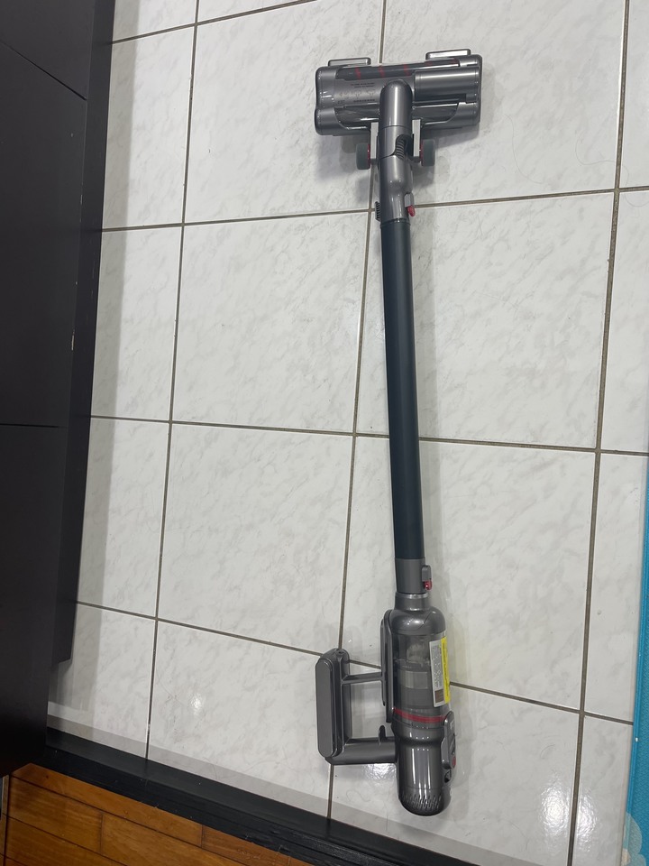 Dyson +好事多抹布+迪卡儂護膝 VS 小狗吸塵器