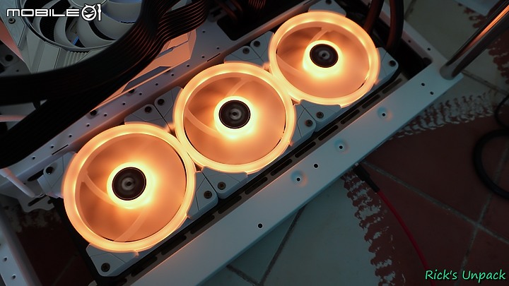點我看大圖 【開箱】靠磁力串接的風扇?! | TT 耀影 SWAFAN EX12 RGB WHITE開箱