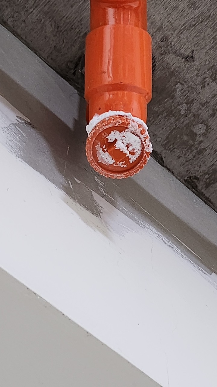 社區大樓水管管線口吐白沫請益
