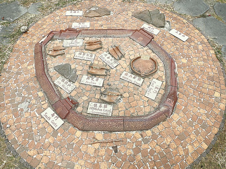 鵝鑾鼻燈塔、社頂公園、恆春城【四座城門、猴洞山、廣寧宮、天后宮、阿嘉的家】，還有特色河豚料理 — 「斯卡羅」場景【1867年羅妹號事件】 — 恆春半島歷史場景旅程之一
