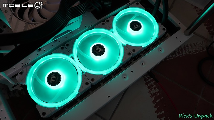 點我看大圖 【開箱】靠磁力串接的風扇?! | TT 耀影 SWAFAN EX12 RGB WHITE開箱