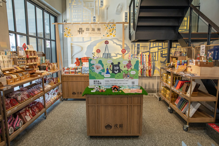 久違的國華街美食、金砂社區盛開的花旗木、宛如立於海上的「生命之樹」藝術造景