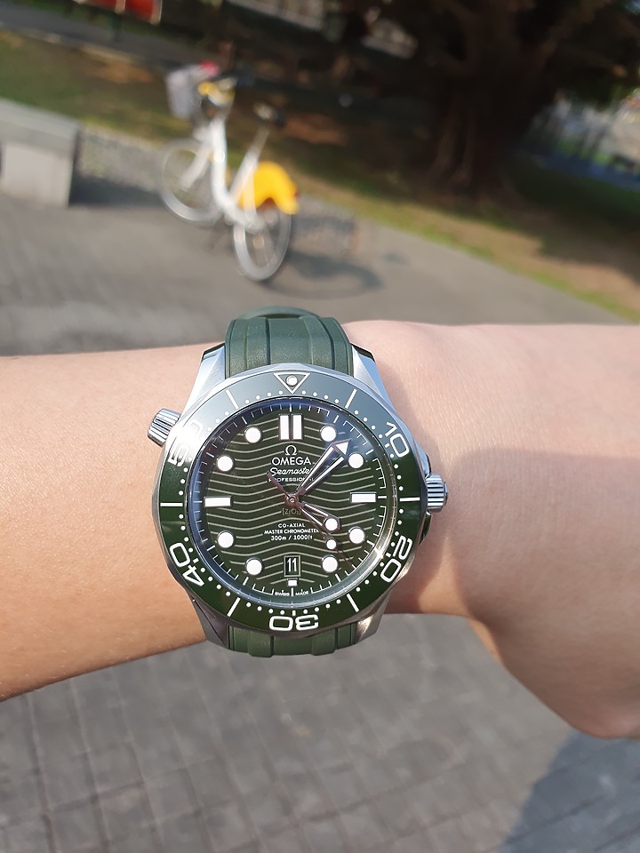 點我看大圖 熱門款-OMEGA 綠海馬 300M分享