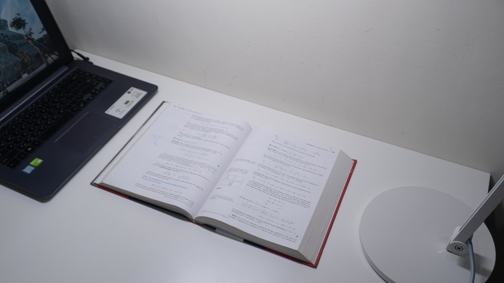 點我看大圖 「開箱」BenQ WiT 螢幕閱讀檯燈 2023 - 用微笑照亮我的書桌