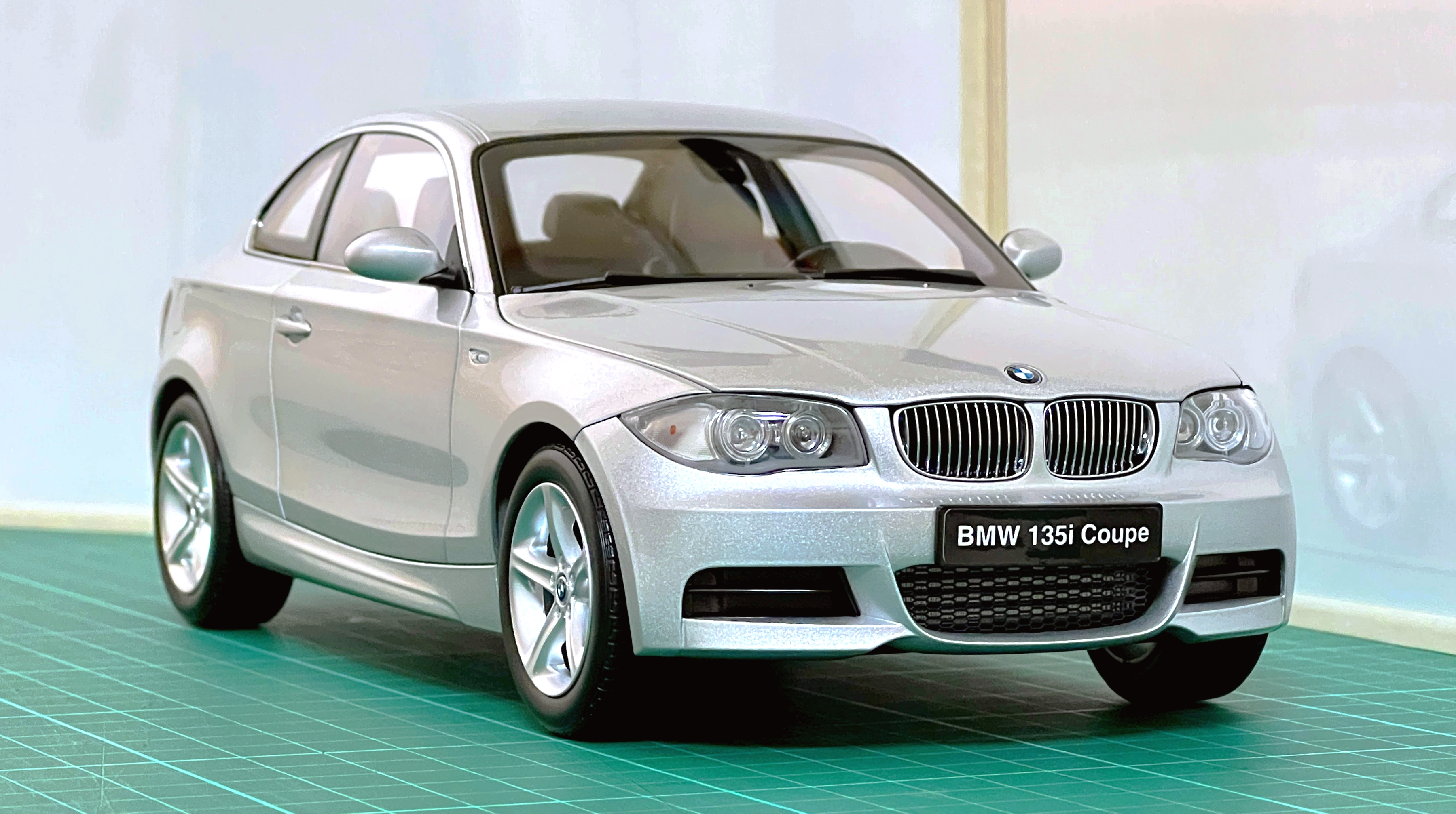 點我看大圖 汽車模型分享 1/18 KYOSHO BMW E82 135i COUPE