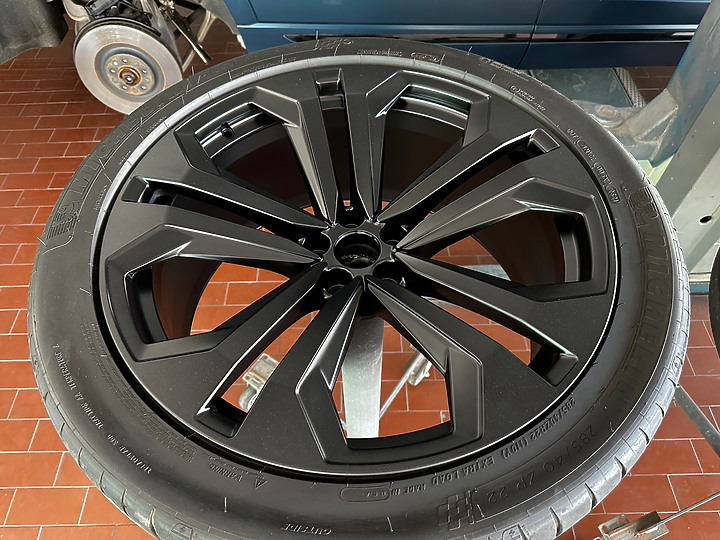 點我看大圖 【Audi Q8 55 TFSI 星浩藍】選配/開箱/包膜/消光犀牛皮/外拍 圖多分享(2023改裝更新/四出尾飾管/電動拖車勾/rs水箱罩/輪圈烤漆) by Vansen