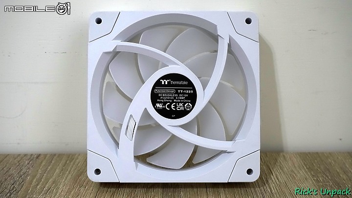 點我看大圖 【開箱】靠磁力串接的風扇?! | TT 耀影 SWAFAN EX12 RGB WHITE開箱