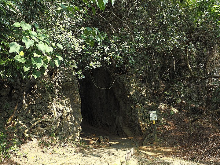鵝鑾鼻燈塔、社頂公園、恆春城【四座城門、猴洞山、廣寧宮、天后宮、阿嘉的家】，還有特色河豚料理 — 「斯卡羅」場景【1867年羅妹號事件】 — 恆春半島歷史場景旅程之一