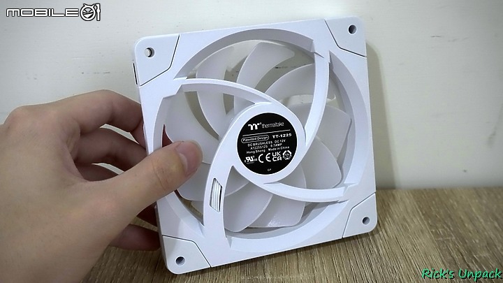 點我看大圖 【開箱】靠磁力串接的風扇?! | TT 耀影 SWAFAN EX12 RGB WHITE開箱