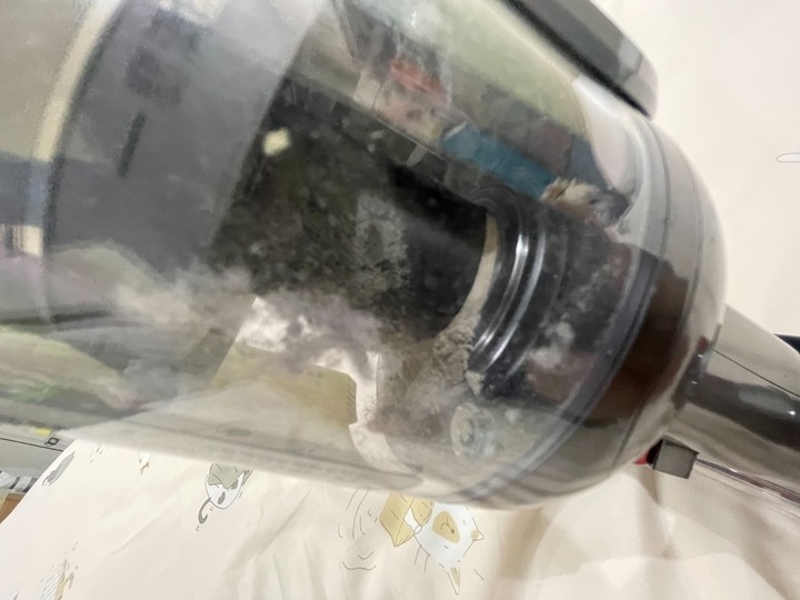 點我看大圖 Dyson +好事多抹布+迪卡儂護膝 VS 小狗吸塵器