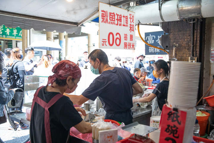 久違的國華街美食、金砂社區盛開的花旗木、宛如立於海上的「生命之樹」藝術造景