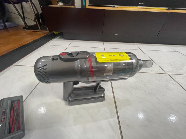 點我看大圖 Dyson +好事多抹布+迪卡儂護膝 VS 小狗吸塵器