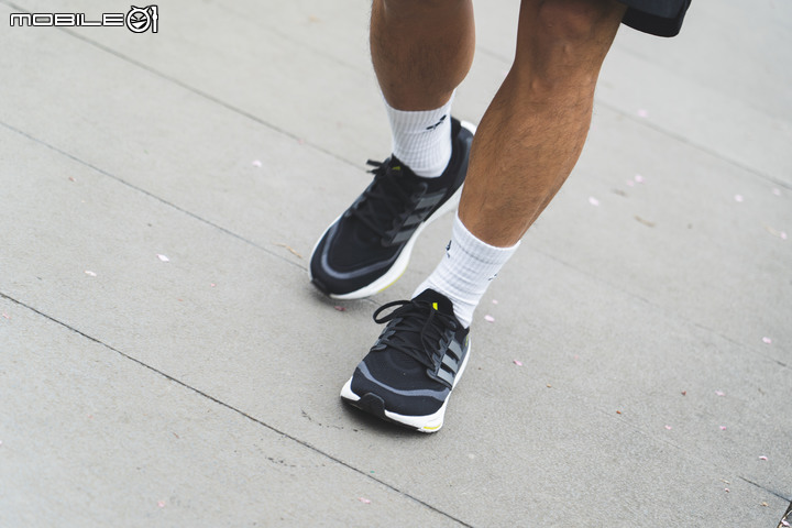 adidas UltraBOOST Light 跑鞋評測報告|邁向下個10年,這塊BOOST變輕了!