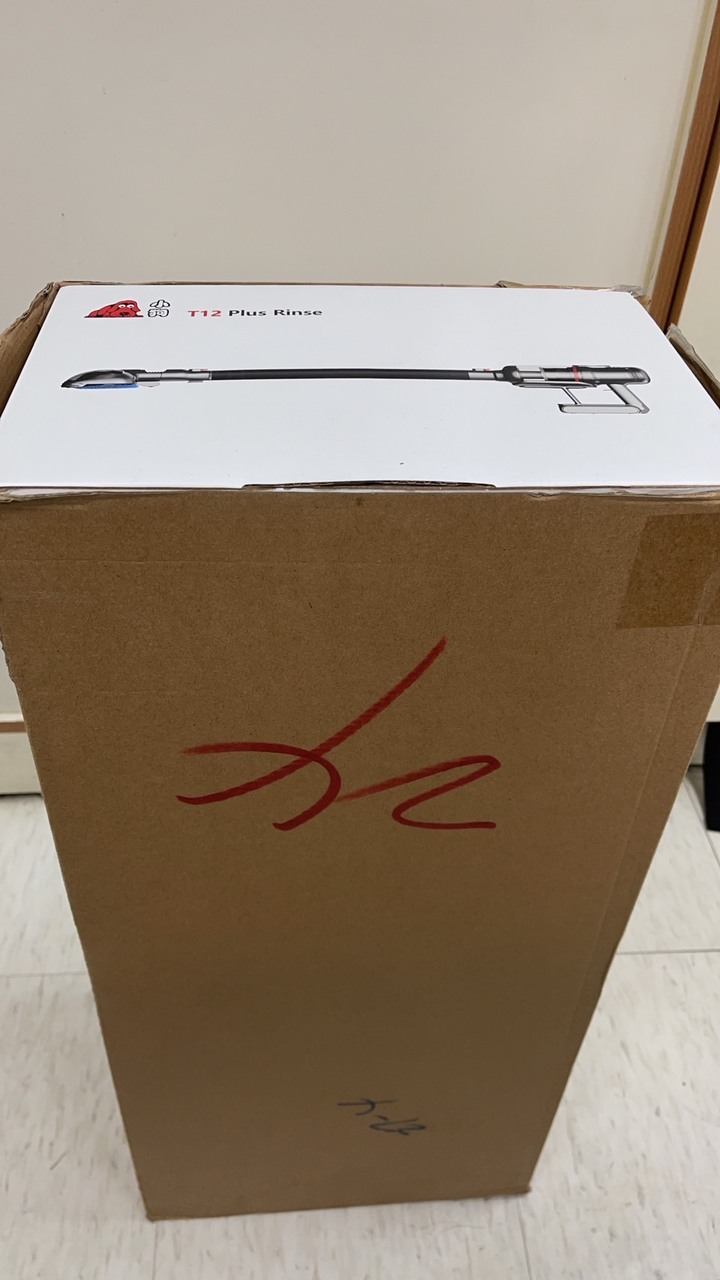 Dyson +好事多抹布+迪卡儂護膝 VS 小狗吸塵器