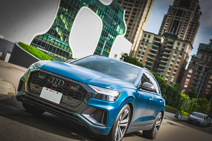 點我看大圖 【Audi Q8 55 TFSI 星浩藍】選配/開箱/包膜/消光犀牛皮/外拍 圖多分享(2023改裝更新/四出尾飾管/電動拖車勾/rs水箱罩/輪圈烤漆) by Vansen