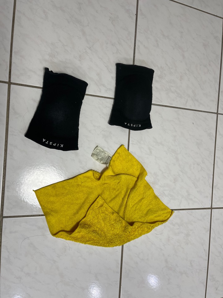 Dyson +好事多抹布+迪卡儂護膝 VS 小狗吸塵器