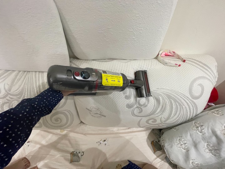 Dyson +好事多抹布+迪卡儂護膝 VS 小狗吸塵器