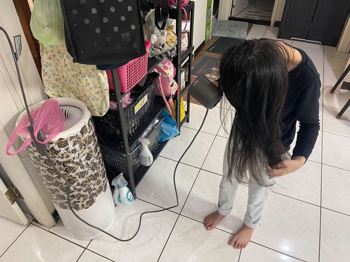 Dyson +好事多抹布+迪卡儂護膝 VS 小狗吸塵器