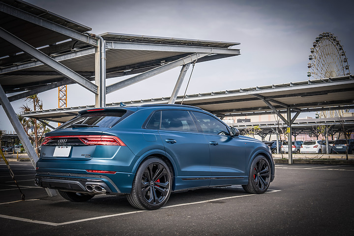 點我看大圖 【Audi Q8 55 TFSI 星浩藍】選配/開箱/包膜/消光犀牛皮/外拍 圖多分享(2023改裝更新/四出尾飾管/電動拖車勾/rs水箱罩/輪圈烤漆) by Vansen