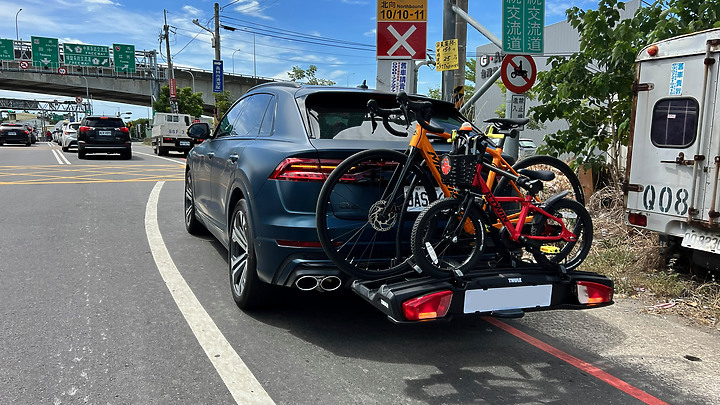 點我看大圖 【Audi Q8 55 TFSI 星浩藍】選配/開箱/包膜/消光犀牛皮/外拍 圖多分享(2023改裝更新/四出尾飾管/電動拖車勾/rs水箱罩/輪圈烤漆) by Vansen