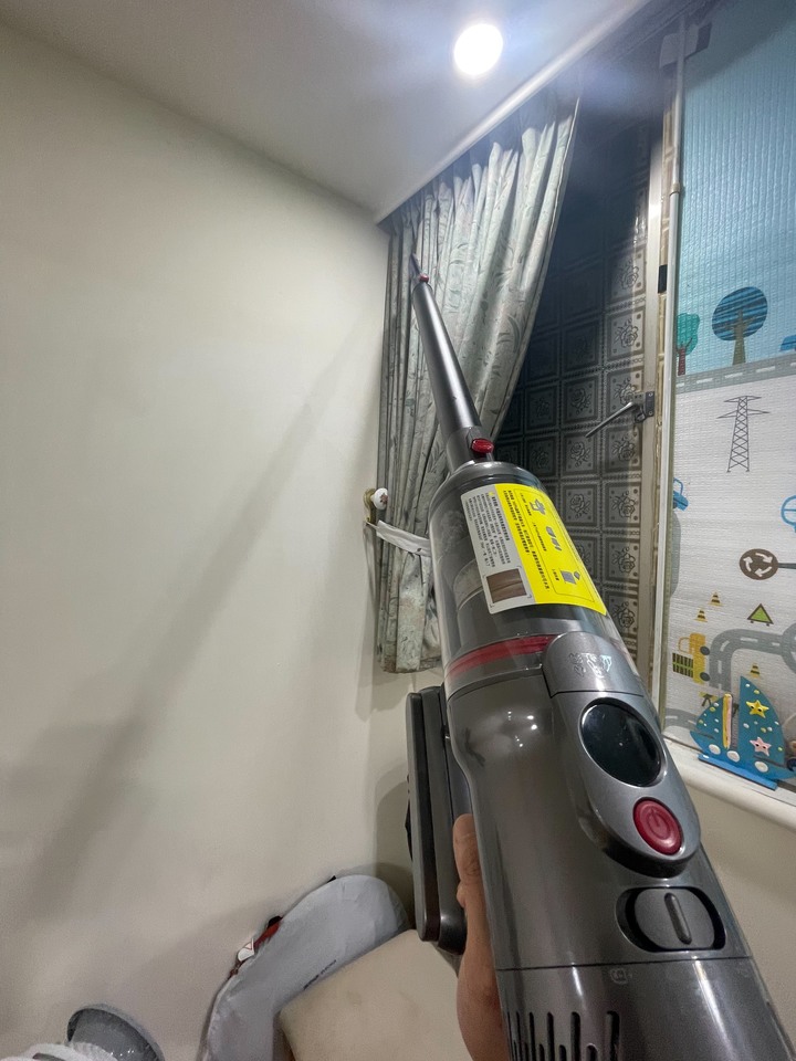 點我看大圖 Dyson +好事多抹布+迪卡儂護膝 VS 小狗吸塵器