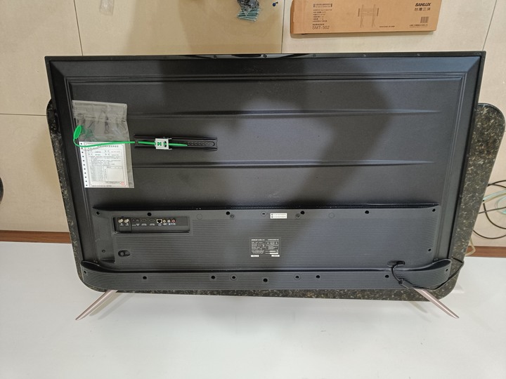 電視沒有壁掛孔如何安裝壁掛架？