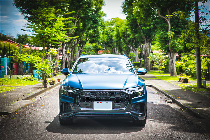 點我看大圖 【Audi Q8 55 TFSI 星浩藍】選配/開箱/包膜/消光犀牛皮/外拍 圖多分享(2023改裝更新/四出尾飾管/電動拖車勾/rs水箱罩/輪圈烤漆) by Vansen