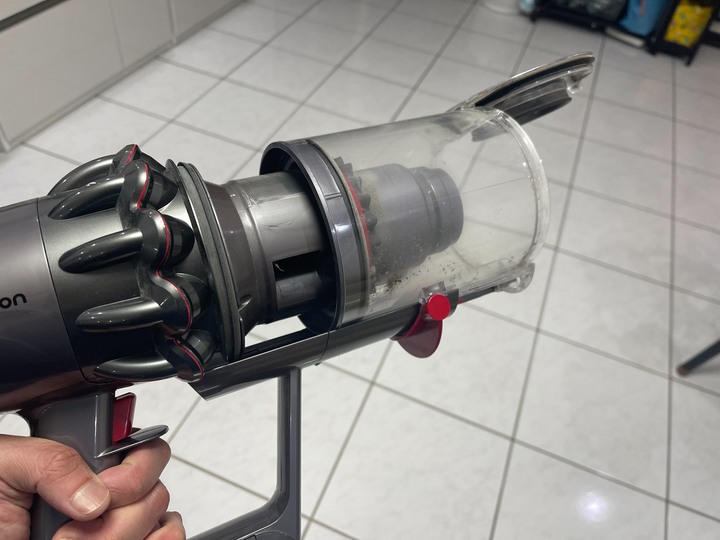 Dyson +好事多抹布+迪卡儂護膝 VS 小狗吸塵器