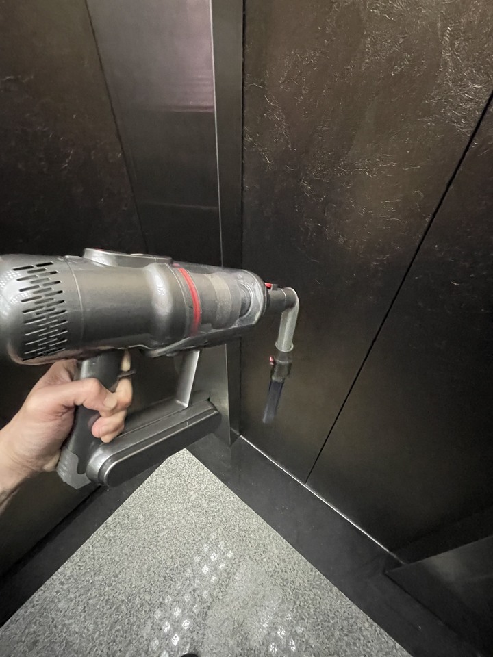 Dyson +好事多抹布+迪卡儂護膝 VS 小狗吸塵器