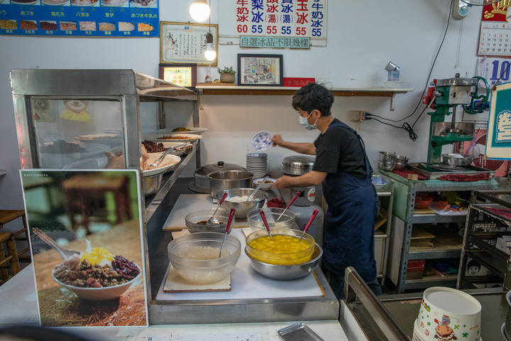 久違的國華街美食、金砂社區盛開的花旗木、宛如立於海上的「生命之樹」藝術造景