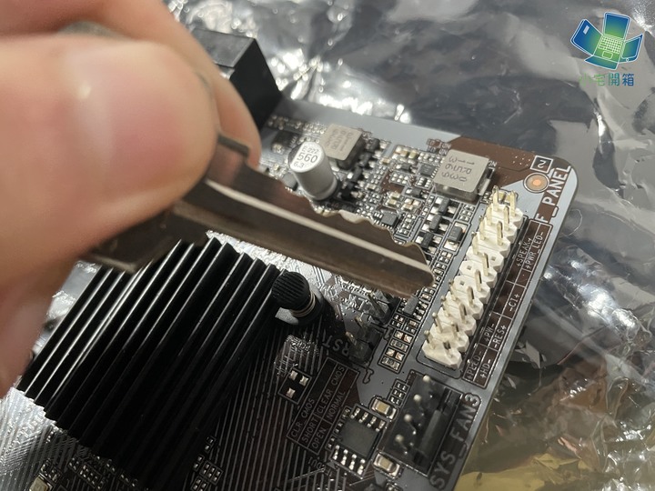 【小宅開箱】用最省的零組件來開箱高級的電源，ROG Loki SFX-L 850W 白金牌電源供應器開箱