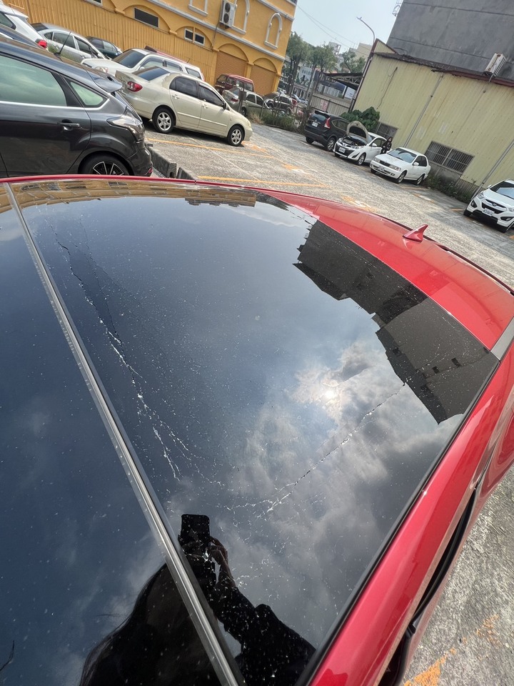 KIA EV6 天窗爆裂