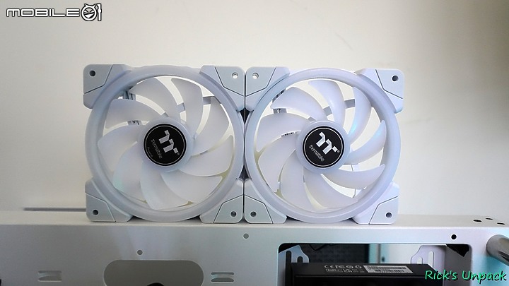 點我看大圖 【開箱】靠磁力串接的風扇?! | TT 耀影 SWAFAN EX12 RGB WHITE開箱