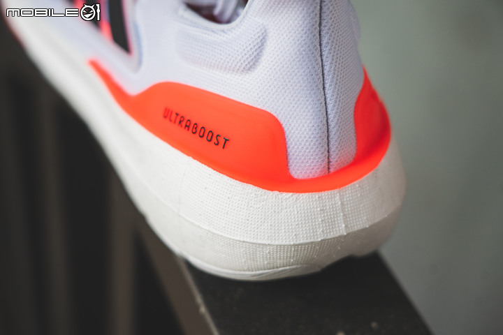 adidas UltraBOOST Light 跑鞋評測報告|邁向下個10年,這塊BOOST變輕了!